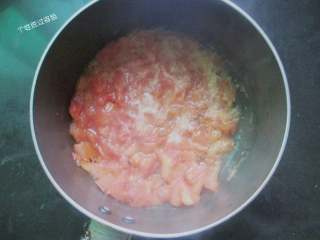 10、番茄金针菇蛋皮汤,不断的用铲压压番茄,压到几乎看不到番茄块了 加适量水,这时候如果觉得汤汁浓度不够的话可以再加番茄酱调浓度,我家没有番茄酱我就没放