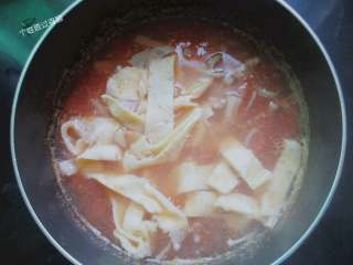 12、番茄金针菇蛋皮汤,起锅前加入鸡蛋皮即可