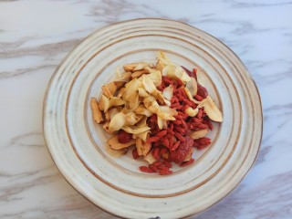 4、润肺止咳~秋梨膏,百合干和枸杞子也洗干净