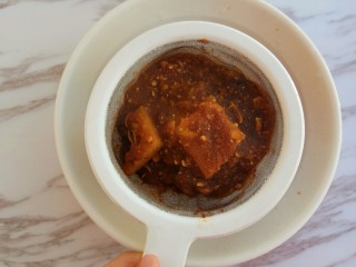 14、润肺止咳~秋梨膏,煮好的梨汁过滤出来