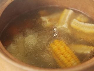 10、玉米须胡萝卜淮山煲猪骨,大火沸腾后后转小火继续煲1.5小时；