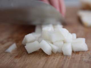 6、水果糙米粥,将梨切成小块