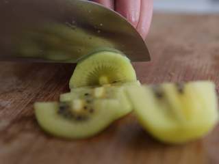 7、水果糙米粥,将猕猴桃也切成小块