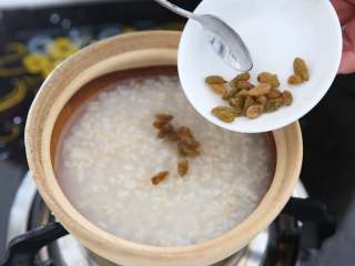 9、水果糙米粥,揭开盖子，加入葡萄干