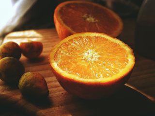 3、春日小清新 香橙煎鸡肉,对半切开