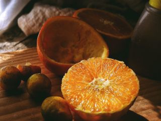 5、春日小清新 香橙煎鸡肉,剥离橙皮 取出橙肉