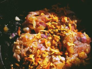 18、春日小清新 香橙煎鸡肉,撒上橙皮(留一小撮装饰)，腌制半小时