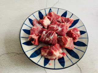 1、香菇排骨粥,排骨一根斩块洗净