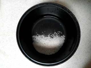 1、红枣糯米饭,将糯米淘洗三遍然后浸泡十分钟