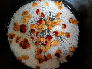 2、红枣糯米饭,把红枣切小块放入锅内