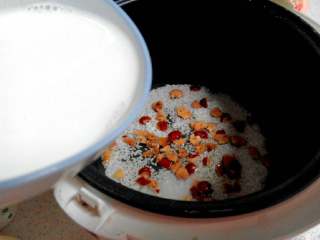 3、红枣糯米饭,倒入牛奶