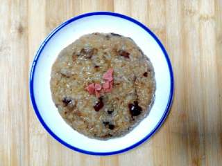 5、红枣糯米饭,水没了电饭煲会自动跳闸 当当当当～出锅盛盘淋上桂花蜜加上山楂片碎块开吃！