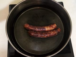 2、健康减脂午餐便当,腊肠冷水下锅，水开后煮20分钟即可