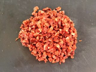 3、健康减脂午餐便当,把煮熟的腊肠切成小丁