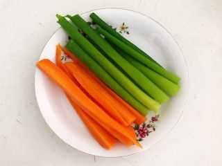 4、健康减脂午餐便当,胡萝卜和葱叶