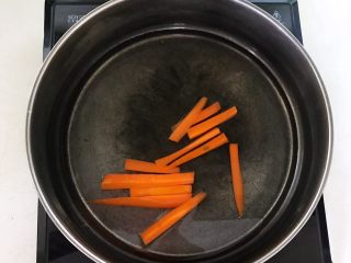 5、健康减脂午餐便当,胡萝卜焯水2分钟