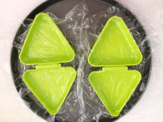 19、健康减脂午餐便当,在模具里面铺上保鲜膜