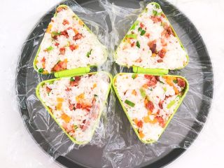 20、健康减脂午餐便当,把拌好的米饭装入模具里面，两面都要装满米饭
