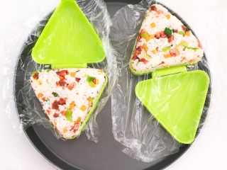 22、健康减脂午餐便当,打开模具，非常完美紧实的饭团