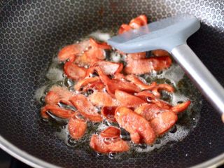 5、小白菜火腿小炒,火腿片出香味，盛出备用。