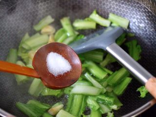 8、小白菜火腿小炒,在根据个人口味，加入适量的盐调味。