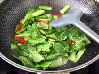 11、小白菜火腿小炒,加入小白菜叶和红椒条。
