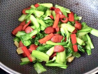 13、小白菜火腿小炒,大火翻炒至所有的食材混合均匀后，即可关火。