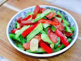 14、小白菜火腿小炒,鲜香可口的小白菜火腿小炒出锅咯。