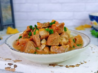 16、牛腩萝卜汤,牛肉全家人喜欢，百吃不厌。寒冷的冬天，来一锅牛腩呀！太赞了～