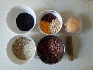 1、红枣黑米粥,准备好食材