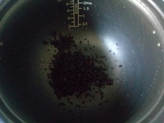 2、红枣黑米粥,黑米淘洗干净放入电压力锅中