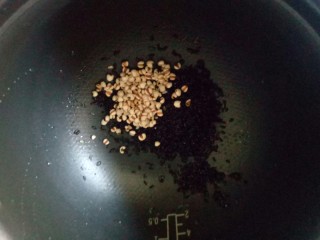 3、红枣黑米粥,薏仁提前浸泡一晚，淘洗干净放入锅中