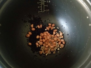 4、红枣黑米粥,花生米淘洗干净放入锅中