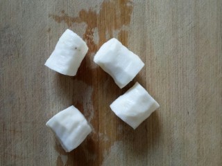 7、红枣黑米粥,切成小段