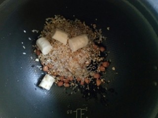 8、红枣黑米粥,山药段放入锅中