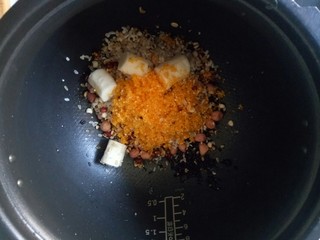 9、红枣黑米粥,玉米渣淘洗干净放入锅中