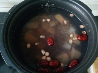 14、红枣黑米粥,加入适量水