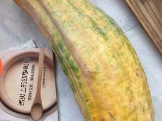 1、补中益气的南瓜米糊,老南瓜一个，这个南瓜使我们当地的品种，外表颜色不好看，内在营养很丰富