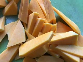 2、补中益气的南瓜米糊,取老南瓜的一部分，去皮切小块。