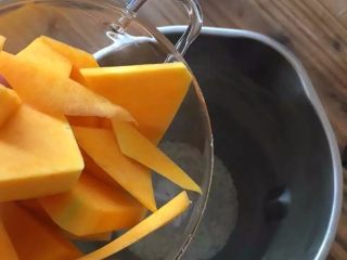 4、补中益气的南瓜米糊,放适量的南瓜块。