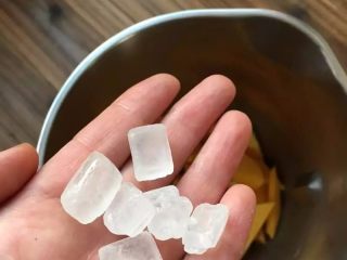 5、补中益气的南瓜米糊,放入适量的冰糖