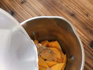 6、补中益气的南瓜米糊,倒入纯净水。水位线至1100毫升。