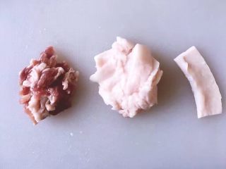 1、菌类下饭菜,猪肉洗净去皮肥肉和瘦肉分开切块