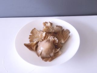 2、菌类下饭菜,将菌子去蒂一块块掰开洗净