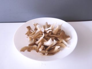 3、菌类下饭菜,用手轻轻一个一个撕开