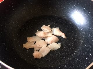 4、菌类下饭菜,将切好的肥肉入锅中火