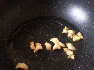 5、菌类下饭菜,将肥肉炸至金黄色油都出来后