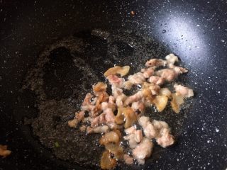 6、菌类下饭菜,放入切好的瘦肉翻炒