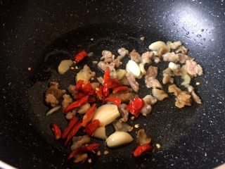 7、菌类下饭菜,锅里放入生姜大蒜红尖椒爆香 (生姜切片,大蒜拍开,红尖椒切开)