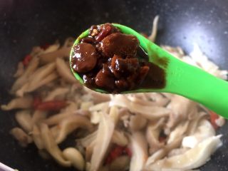 8、菌类下饭菜,在锅里放入撕好的菌子加入一勺自制豆瓣酱